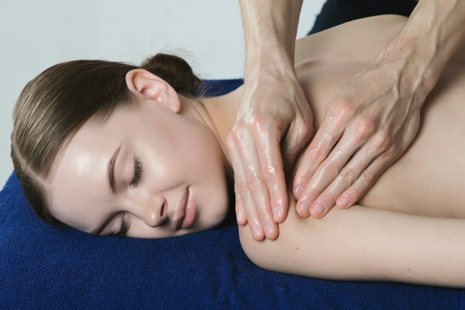 Massage combining flowing and focused pressure